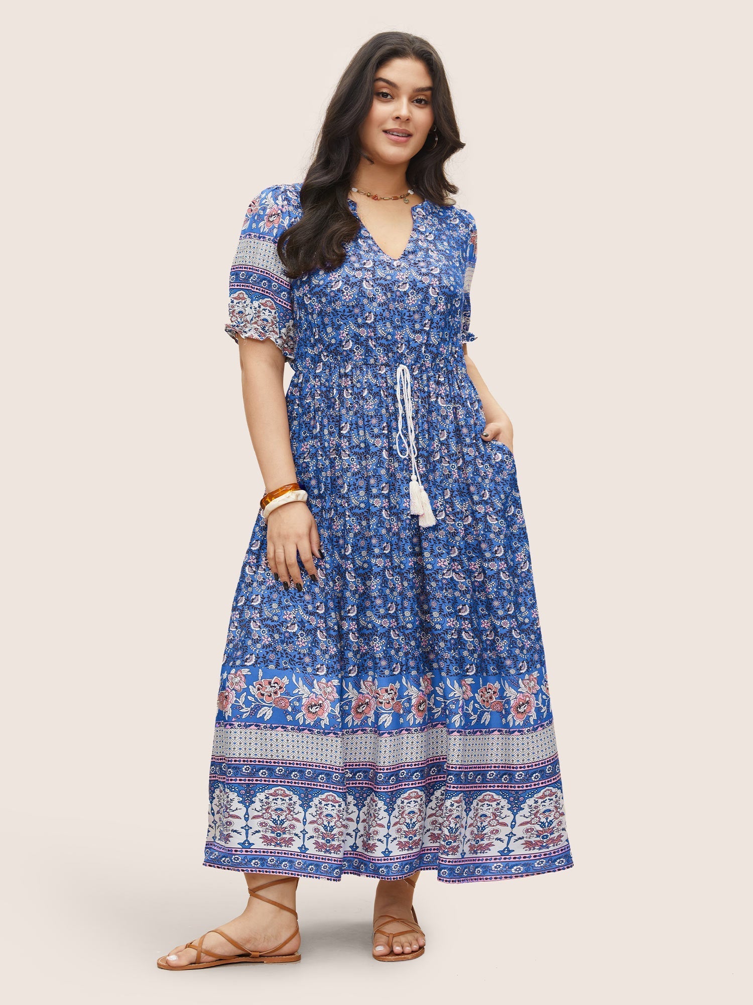 Vestido de estampado boho con borlas y tirantes con aberturas